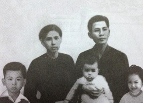 Tấm ảnh về gia đình ông Sáu đã được chỉnh sửa