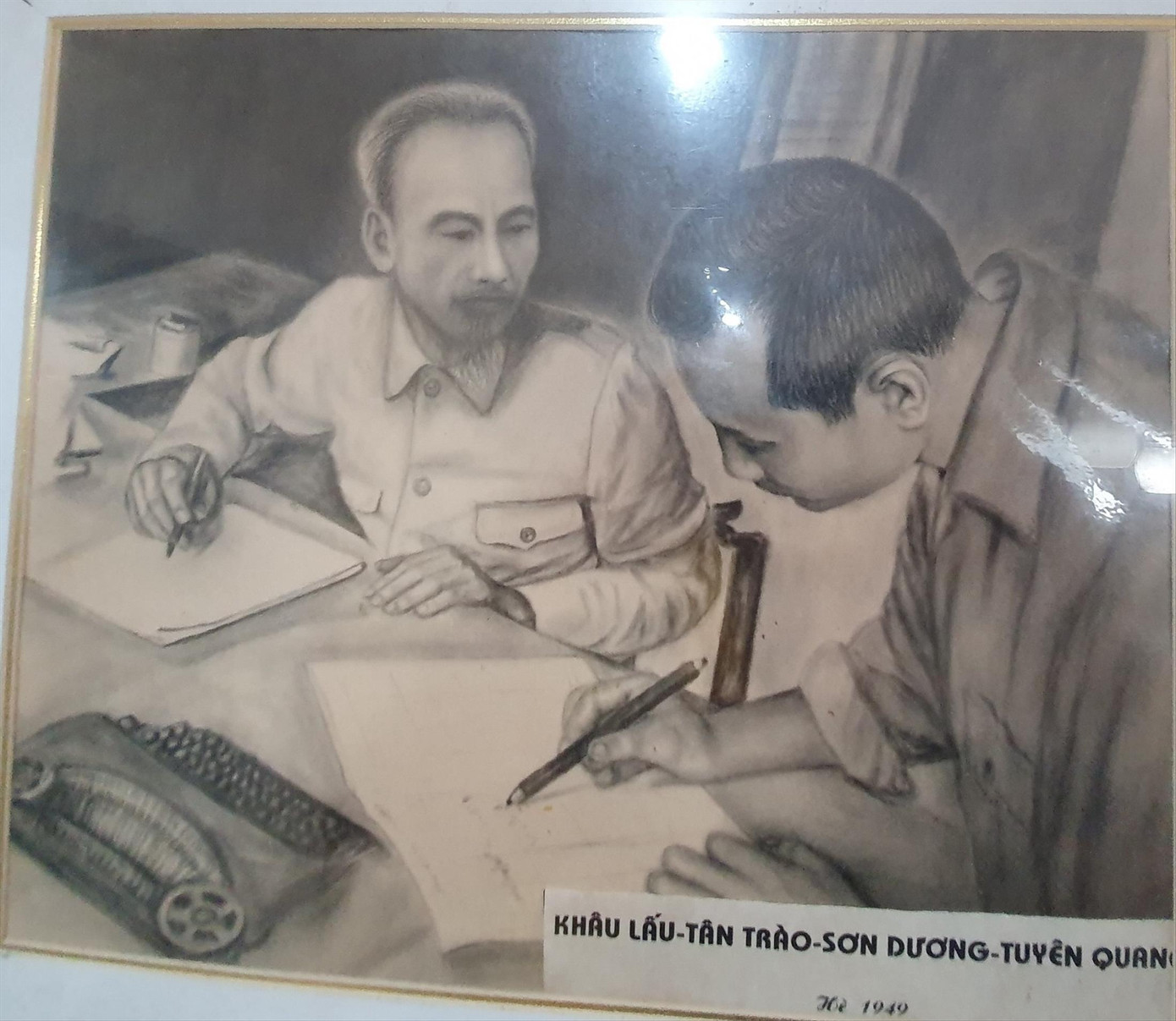 Bức tranh vẽ ông Tạ Quang Chiến giúp việc cho Chủ tịch Hồ Chí Minh tại Tuyên Quang năm 1949 Bức tranh vẽ ông Tạ Quang Chiến giúp việc cho Chủ tịch Hồ Chí Minh tại Tuyên Quang năm 1949