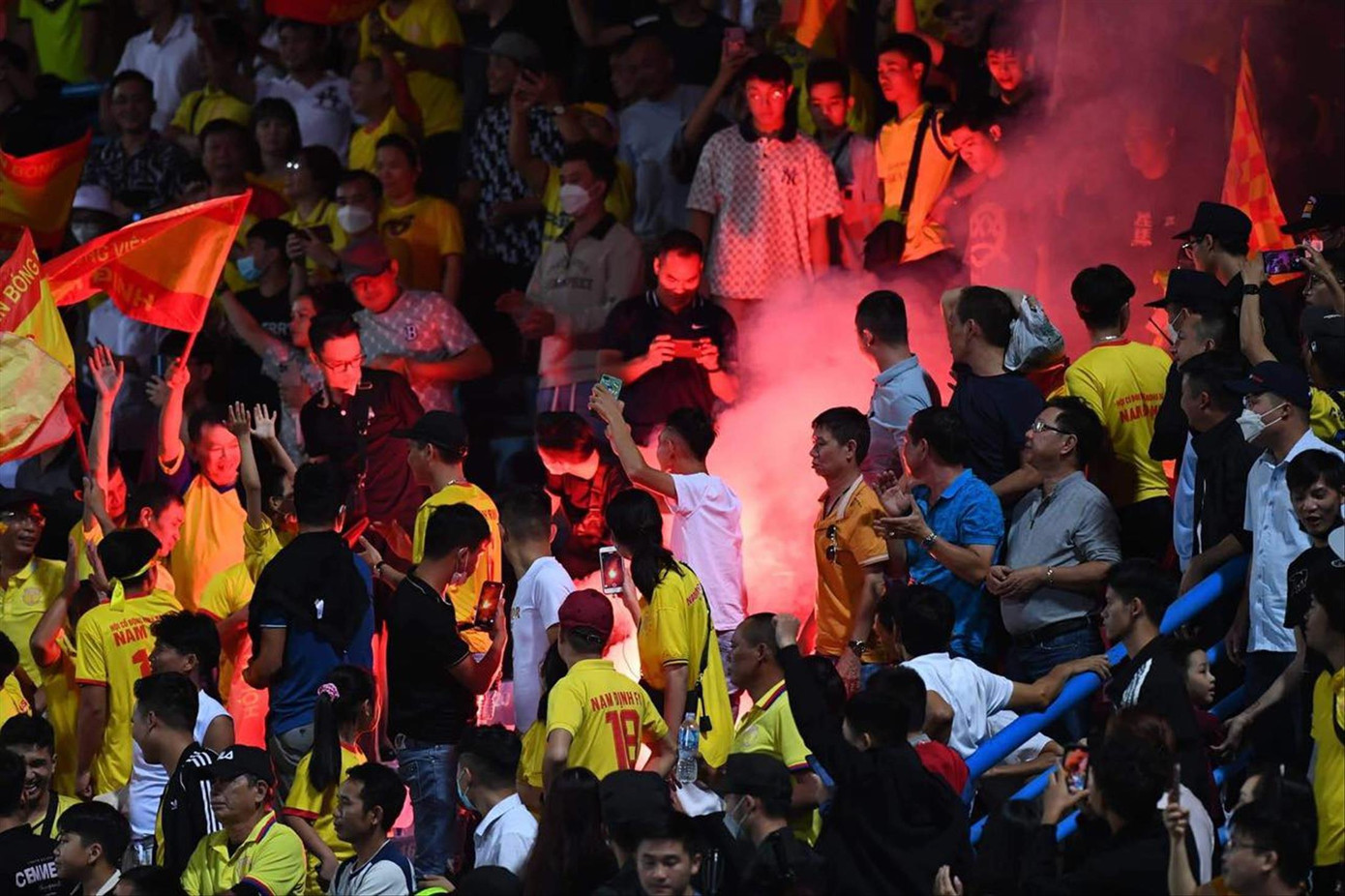 Pháo sáng đốt ở khu vực CĐV Nam Định ở trận đấu tối 15/10 trên sân Hàng Đẫy. Ảnh: Lương Lương