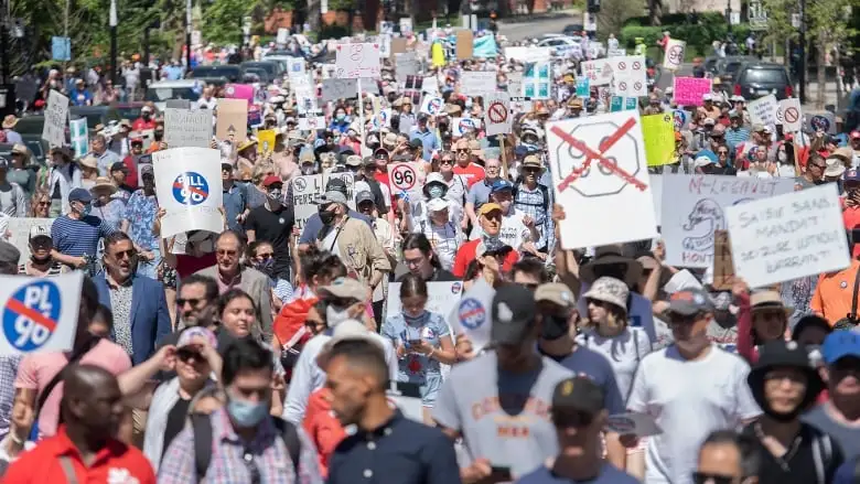 Người dân biểu tình phản đối dự luật 96 ngoài đường phố