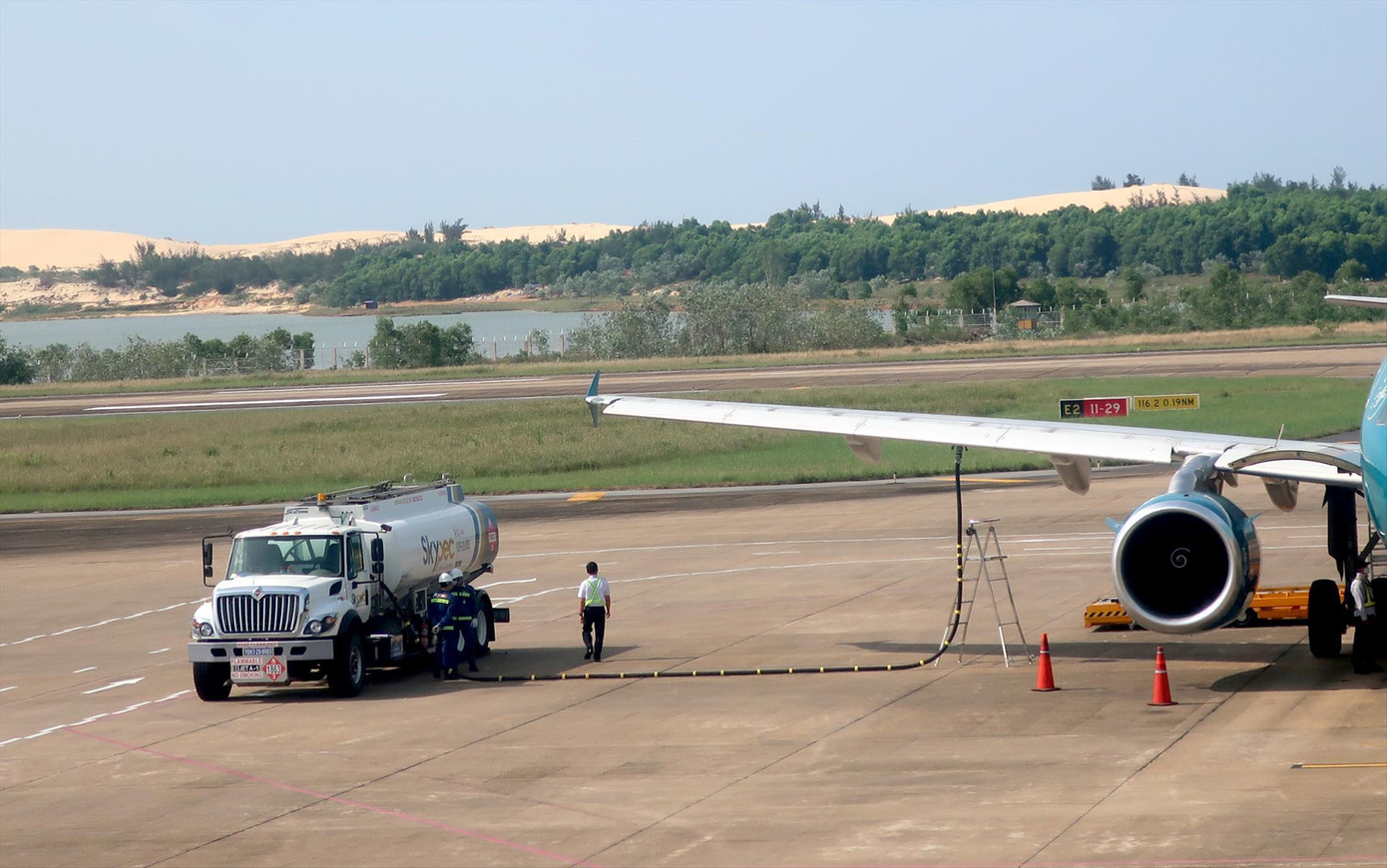 Giá xăng dầu cao kỷ lục khiến các hãng hàng không lỗ gần 100 tỷ đồng mỗi tháng dù khách bay nội địa “bùng nổ”. Ảnh: Phạm Thanh Giá xăng dầu cao kỷ lục khiến các hãng hàng không lỗ gần 100 tỷ đồng mỗi tháng dù khách bay nội địa “bùng nổ”. Ảnh: Phạm Thanh