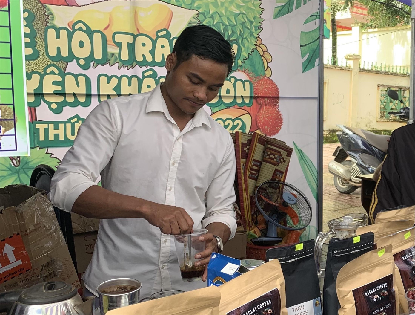 Anh Mấu Văn Tịnh đã khởi nghiệp với thương hiệu cà phê đầu tiên của người Raglai. - Ảnh: Thục Hiền