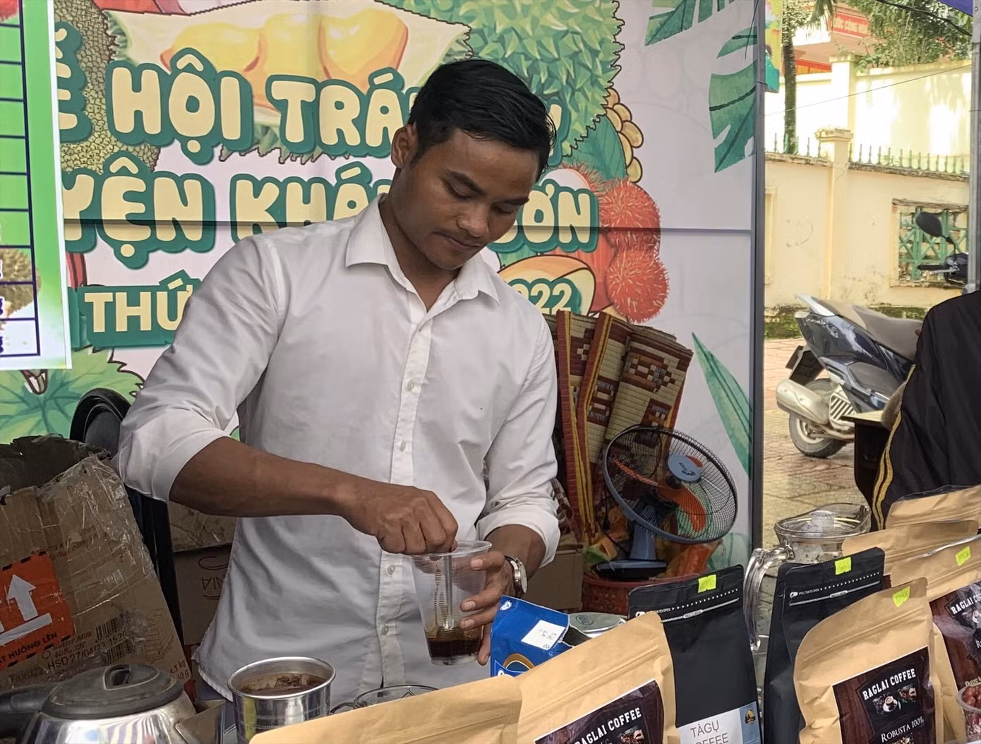 Anh Mấu Văn Tịnh đã khởi nghiệp với thương hiệu cà phê đầu tiên của người Raglai. - Ảnh: Thục Hiền Anh Mấu Văn Tịnh đã khởi nghiệp với thương hiệu cà phê đầu tiên của người Raglai. - Ảnh: Thục Hiền