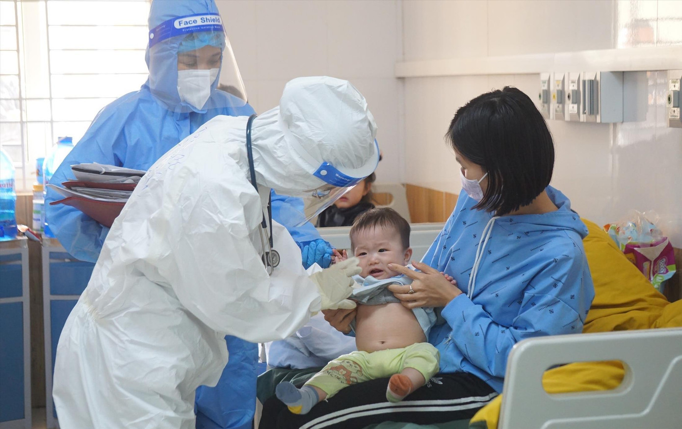 Bác sĩ Bệnh viện Trẻ em Hải Phòng thăm khám, điều trị cho bệnh nhi F0. Ảnh: Nguyễn Hoàn