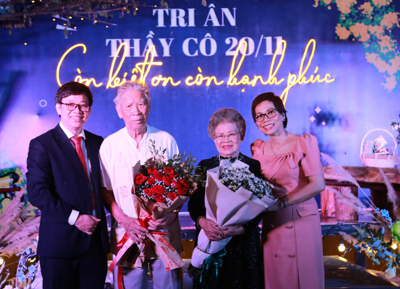 Vợ chồng TS Nguyễn Thanh Tùng cùng bố mẹ trong đêm nhạc “để đời” Vợ chồng TS Nguyễn Thanh Tùng cùng bố mẹ trong đêm nhạc “để đời”