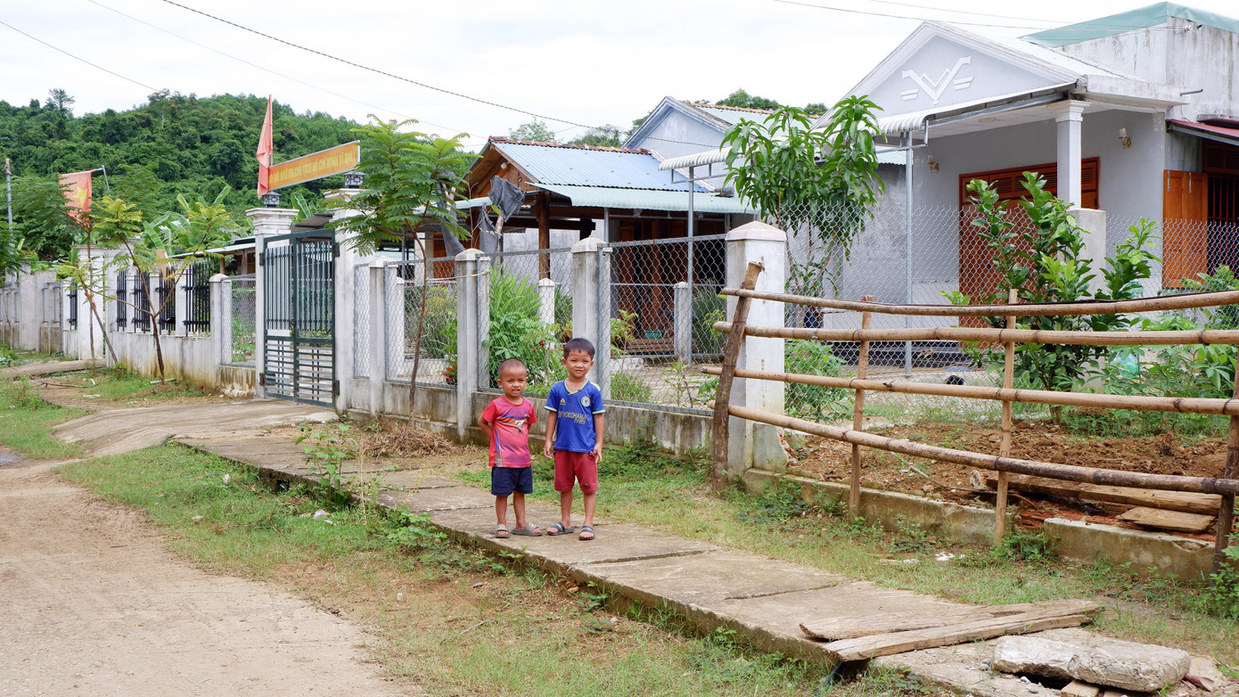 Những ngôi nhà sạch đẹp của làng thanh niên giữa núi rừng. Ảnh Nguyễn Thành