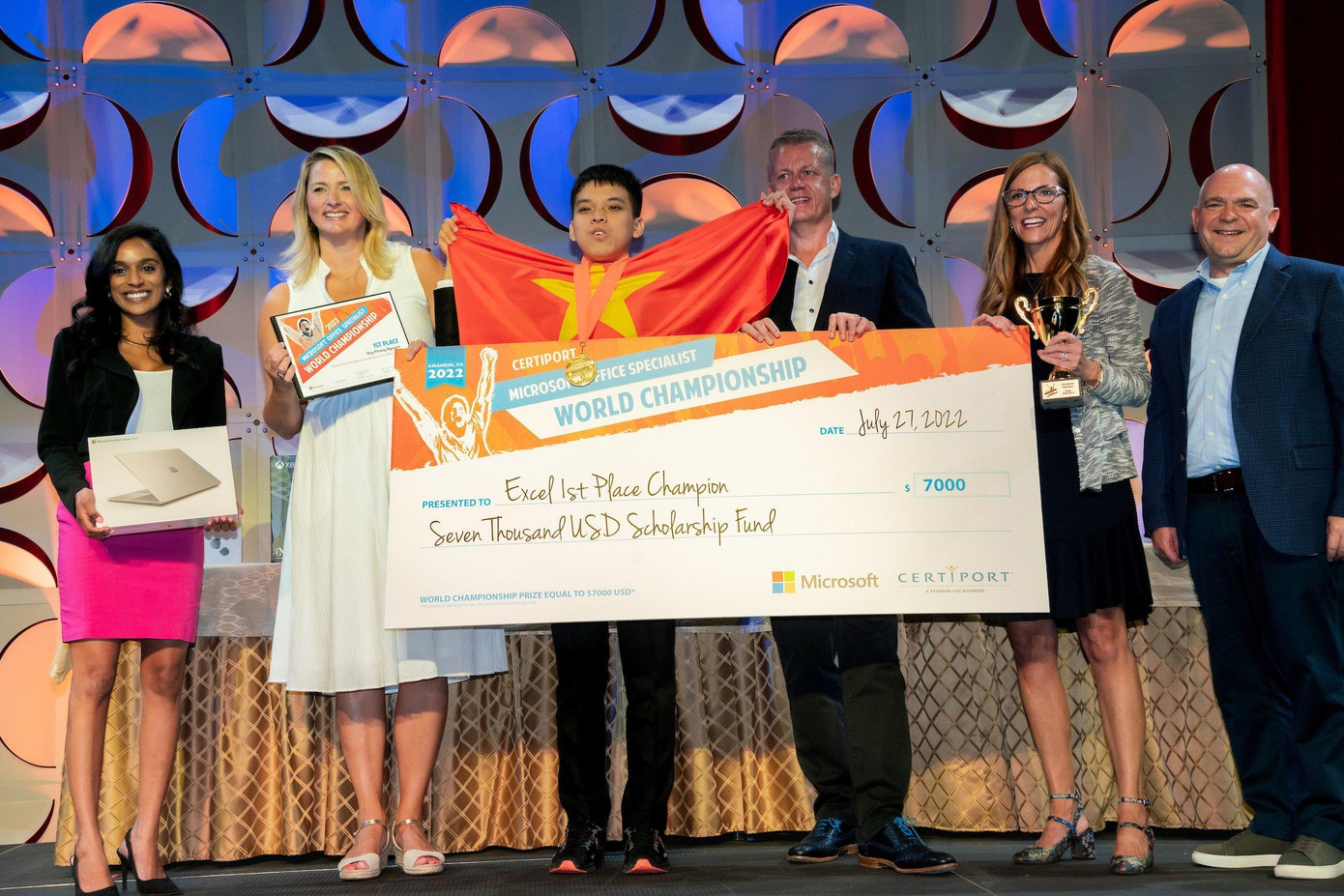 Nguyễn Duy Phong giơ cao lá cờ Tổ quốc khi nhận HCV Nguyễn Duy Phong giơ cao lá cờ Tổ quốc khi nhận HCV