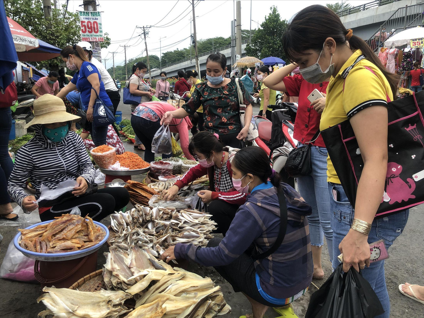Đồng lương không theo kịp đà tăng giá, công nhân đi chợ phải đong đếm từng món hàng Đồng lương không theo kịp đà tăng giá, công nhân đi chợ phải đong đếm từng món hàng