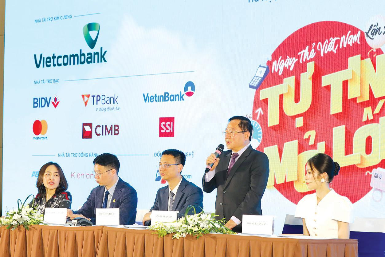 Đại diện Ngân hàng Nhà nước, BTC, Nhà tài trợ và Đại sứ Ngày Thẻ Việt Nam lần 2 chia sẻ thông tin tại họp báo. Ảnh: Hoàng Mạnh Thắng