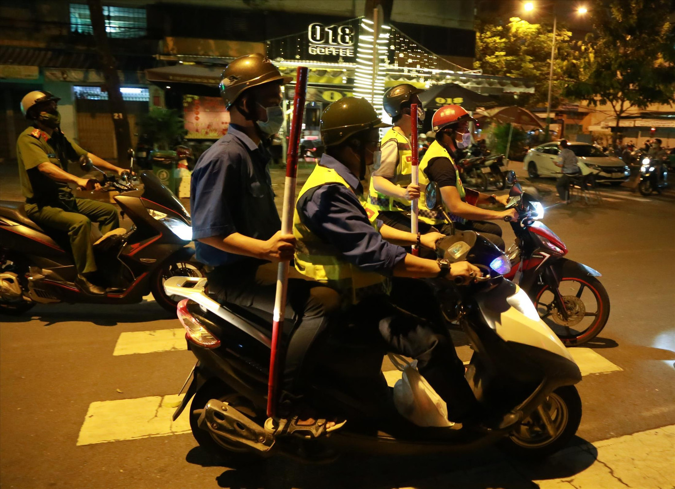 Lực lượng thanh niên xung kích tham gia bảo vệ an ninh trật tự trên địa bàn phường 8, quận 5, TPHCM. Ảnh: NGÔ TÙNG