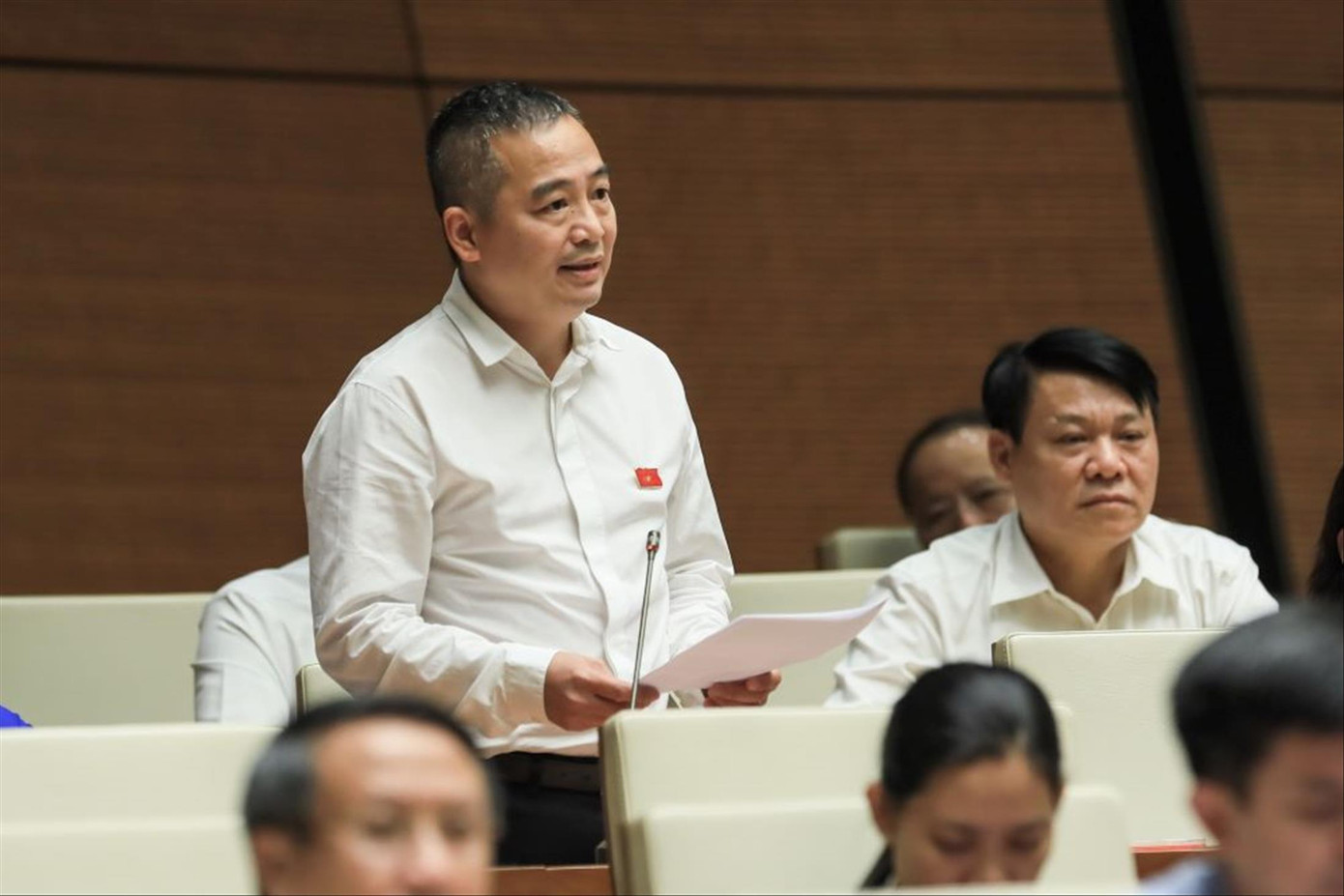 ĐBQH Nguyễn Lân Hiếu bày tỏ nỗi lo của ngành y tế trước tình trạng “làm gì cũng có thể sai”. Ảnh: Nhật Minh