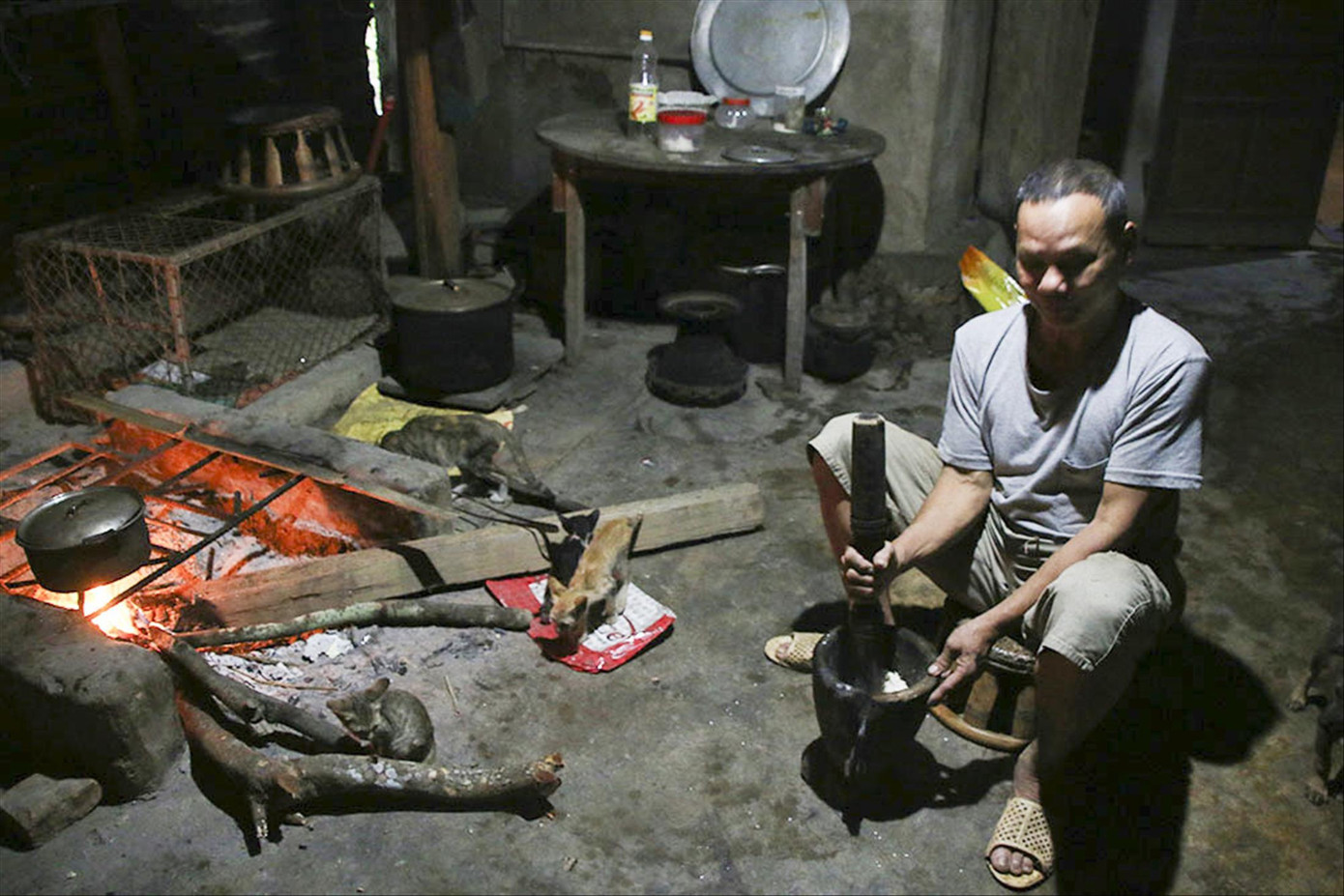 Ông Lữ Văn Báu chế biến món “Đạch” Ông Lữ Văn Báu chế biến món “Đạch”