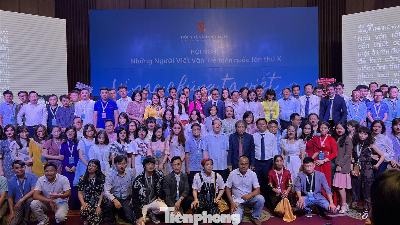 Nhiều cây viết trẻ chưa thoát khỏi nỗi lo quẩn quanh. Ảnh: KỲ SƠN Nhiều cây viết trẻ chưa thoát khỏi nỗi lo quẩn quanh. Ảnh: KỲ SƠN