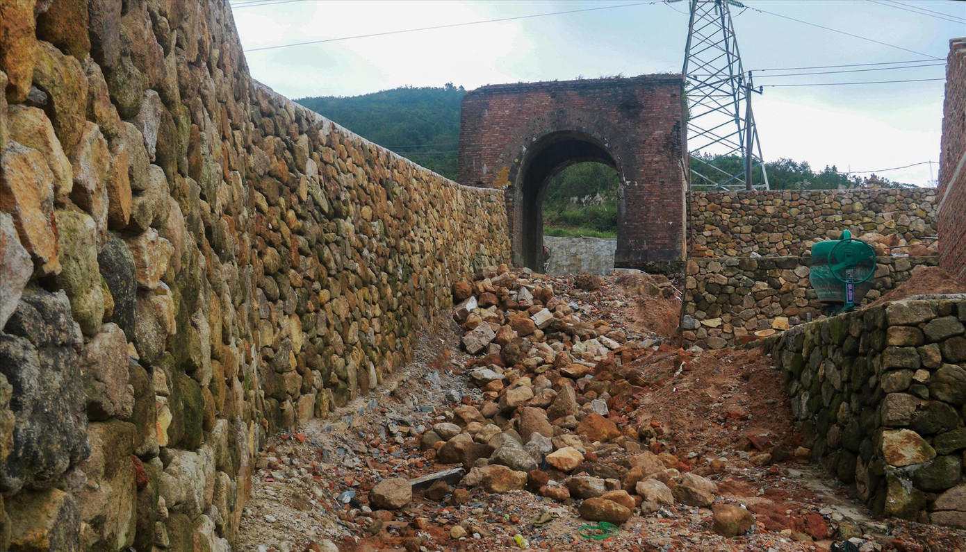 Một tường thành ở Hải Vân Quan bằng đá đã được phục dựng. Ảnh: Nguyễn Thành