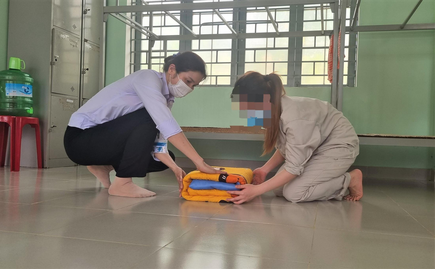 Từ xếp chăn màn, quét dọn nhà cửa… các chị em đều được hướng dẫn kỹ càng, rèn ý thức từ những việc nhỏ nhất. Ảnh: Thanh Trần Từ xếp chăn màn, quét dọn nhà cửa… các chị em đều được hướng dẫn kỹ càng, rèn ý thức từ những việc nhỏ nhất. Ảnh: Thanh Trần