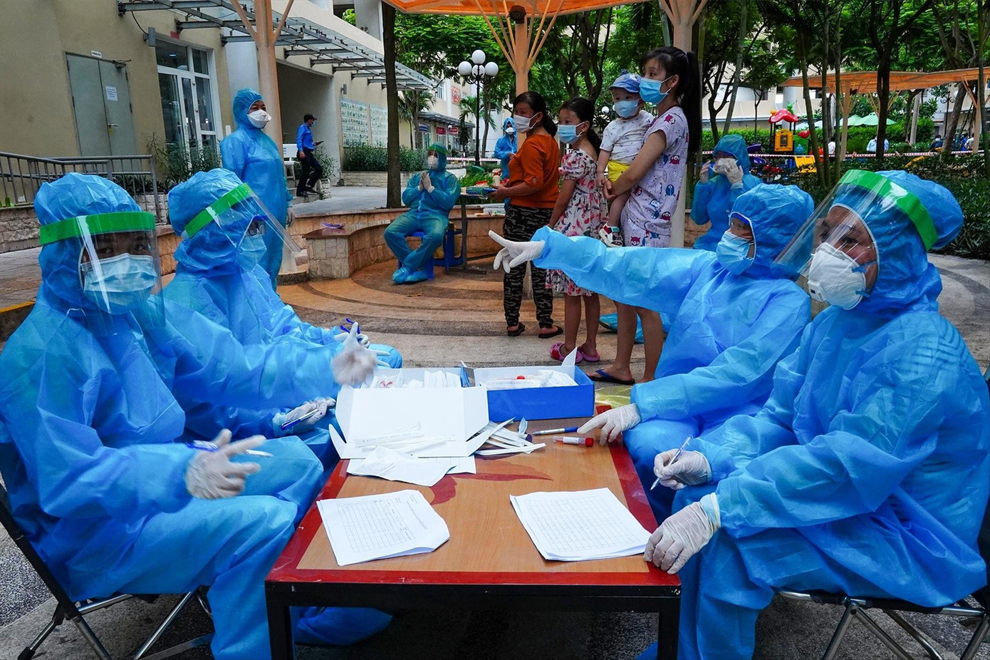 Nhân viên y tế cần được hỗ trợ để gắn bó với nghề. Ảnh: Phạm Nguyễn Nhân viên y tế cần được hỗ trợ để gắn bó với nghề. Ảnh: Phạm Nguyễn