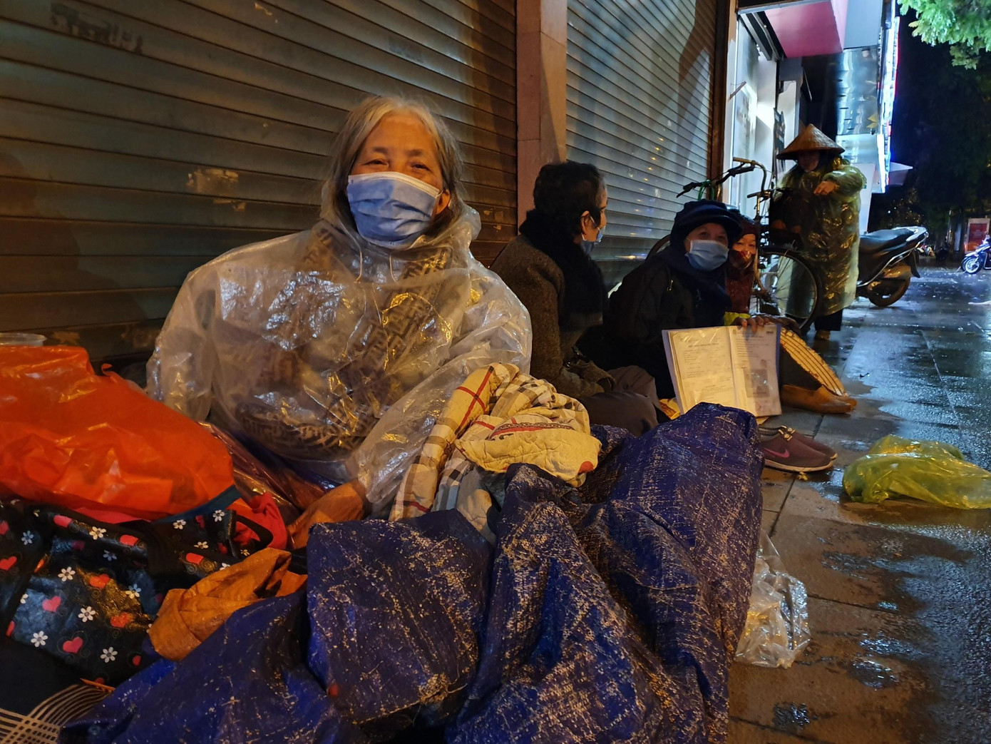 Những người vô gia cư chống chọi cái rét 8 độ C dưới vỉa hè Hà Nội