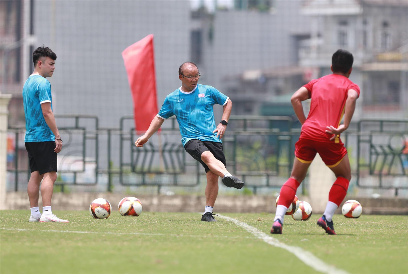 HLV Park Hang-seo sẽ phải cải thiện hiệu quả hàng công U23 Việt Nam trước những đối thủ chơi phòng ngự có chiều sâu. Ảnh: Hữu Phạm