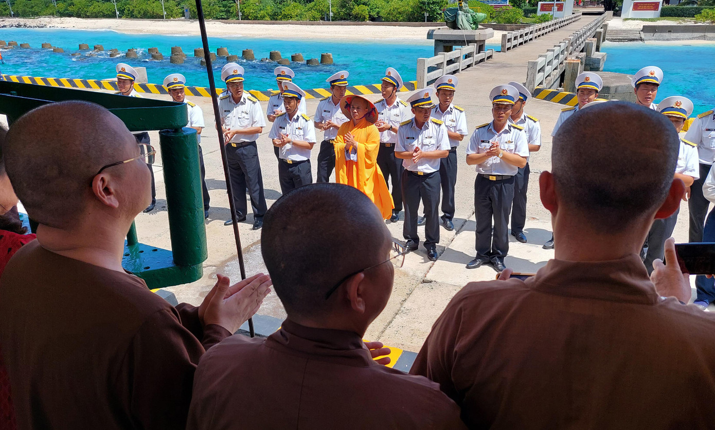 Bịn rịn phút chia tay người từ đất liền Bịn rịn phút chia tay người từ đất liền