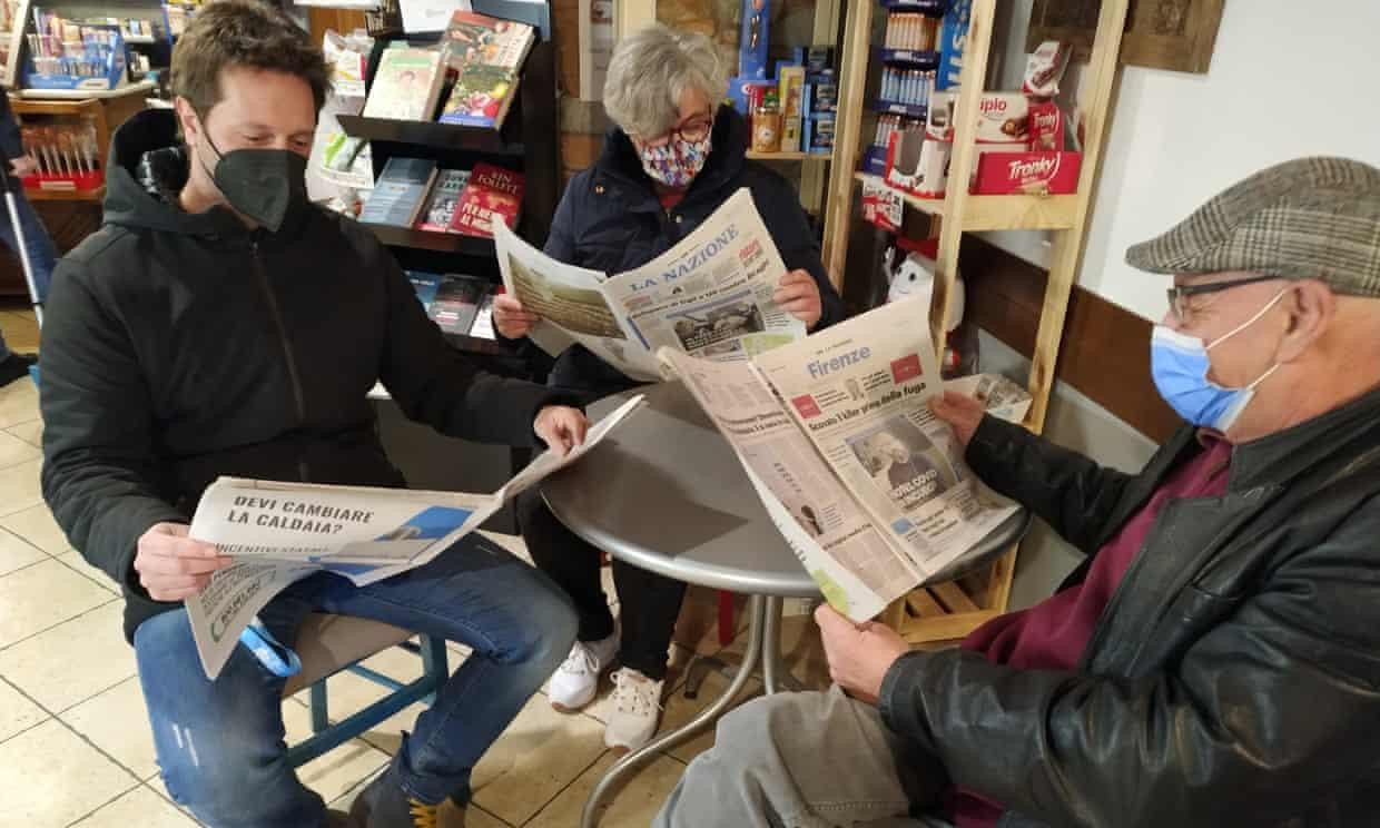 Bà Daniela Suggelli đọc báo cùng hai cư dân khác trong quán cà phê