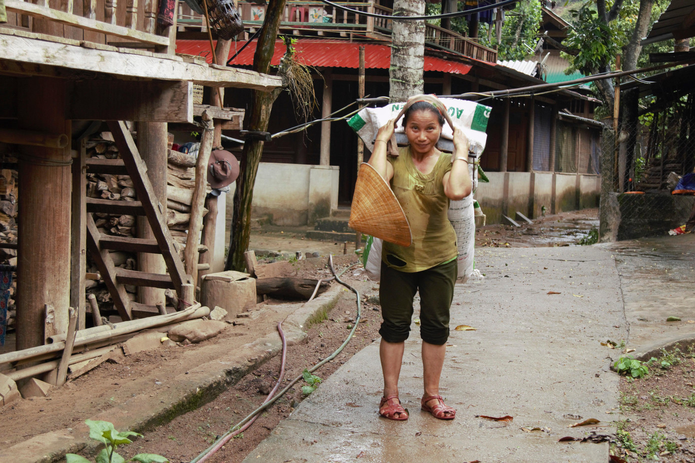 Người dân bản Xằng Trên lên rẫy trồng trọt, xuống sông đánh cá