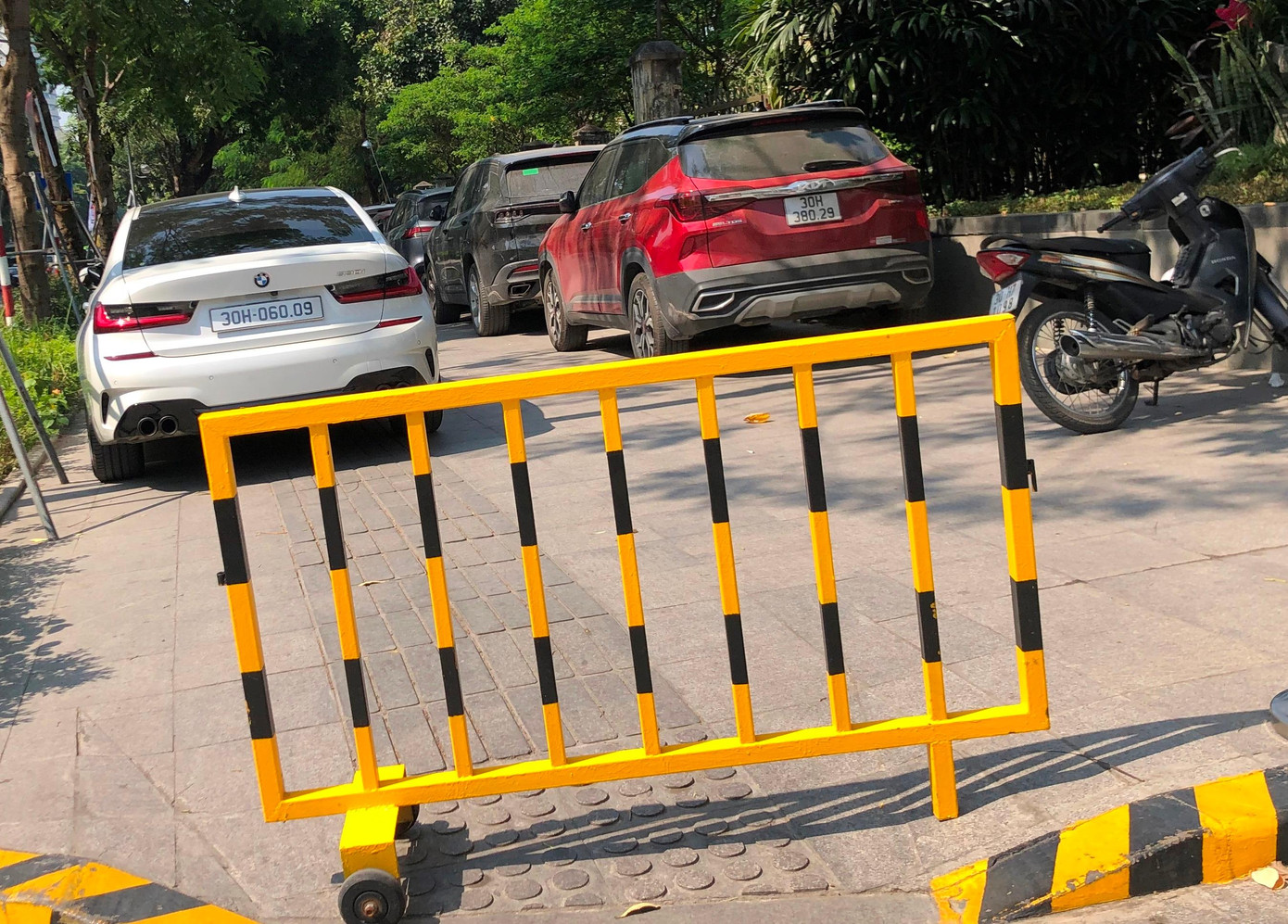 Chủ bãi xe trên vỉa hè Huỳnh Thúc Kháng được rào chắn, bịt vỉa hè để trông ô tô sai quy định. Ảnh: Anh Trọng