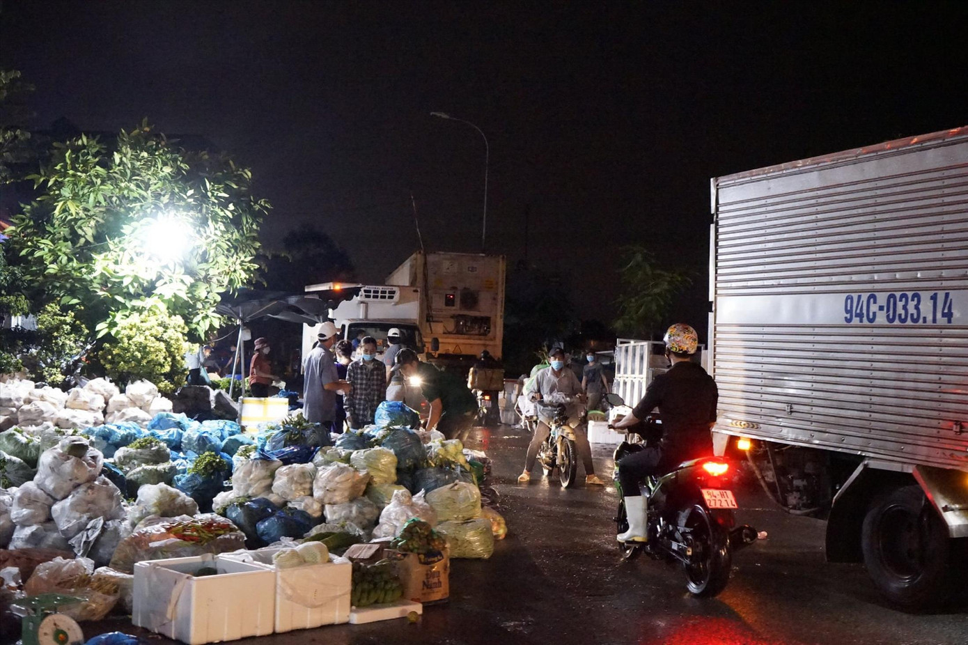 Chợ tự phát bao xung quanh chợ đầu mối Bình Điền (TPHCM) nhộn nhịp về đêm Chợ tự phát bao xung quanh chợ đầu mối Bình Điền (TPHCM) nhộn nhịp về đêm