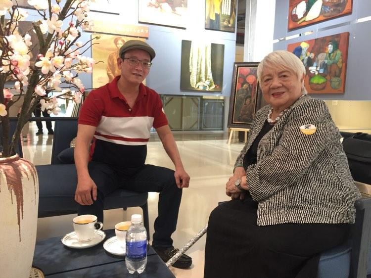 Bà Xuân Phượng và tác giả tại Lotus Gallery