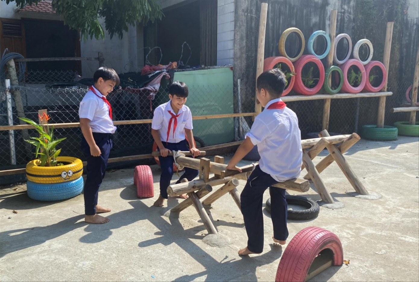 Từ bãi đất trống thường xuyên bị lấn chiếm, sân chơi vừa được xây dựng trên đường Nguyễn Văn Cừ (phường Hòa Hiệp Bắc, quận Liên Chiểu) là nơi các em nhỏ vui chơi, giải trí sau giờ học. Ảnh: Giang Thanh Từ bãi đất trống thường xuyên bị lấn chiếm, sân chơi vừa được xây dựng trên đường Nguyễn Văn Cừ (phường Hòa Hiệp Bắc, quận Liên Chiểu) là nơi các em nhỏ vui chơi, giải trí sau giờ học. Ảnh: Giang Thanh