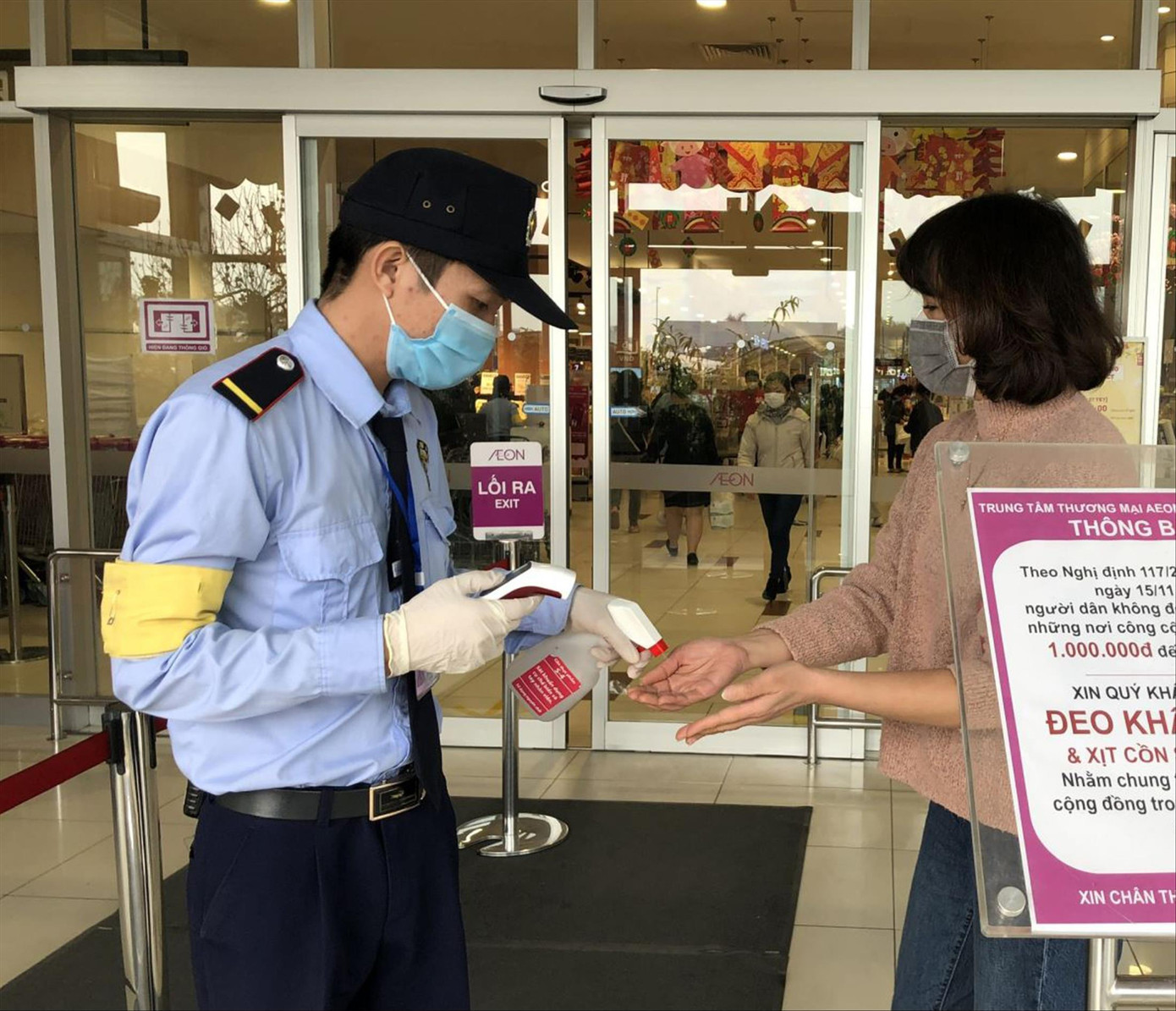 Anh Dương Ngọc Đông trong ca trực tại siêu thị