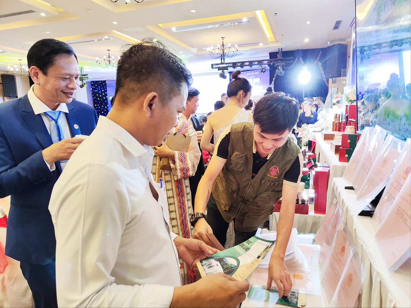 Công ty Đắk Giáo Xuân chào bán sổ đỏ tại hội nghị do Hội Doanh nhân trẻ tỉnh Đắk Lắk tổ chức ngày 13/10/2022 Công ty Đắk Giáo Xuân chào bán sổ đỏ tại hội nghị do Hội Doanh nhân trẻ tỉnh Đắk Lắk tổ chức ngày 13/10/2022