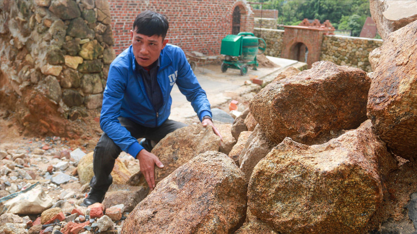 Kỹ sư Phan Huy Tân tỷ mẩn lựa chọn từng hòn đá nơi Hải Vân Quan để xây tường thành. Ảnh: Nguyễn Thành