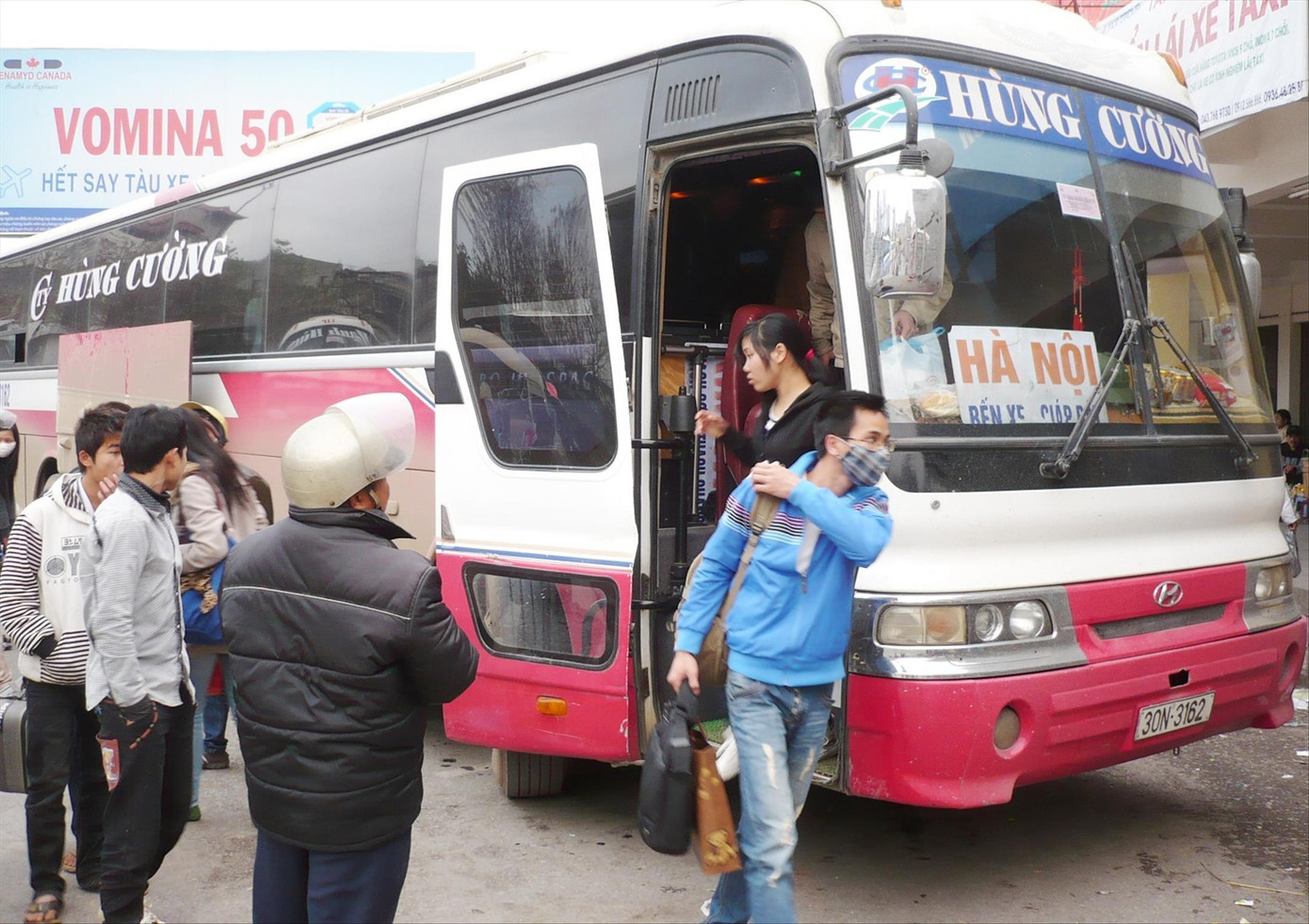 Nhiều xe khách chạy đến bến xe Hà Nội đang tăng “chui” giá cước từ 20 đến 30% so với trước Tết