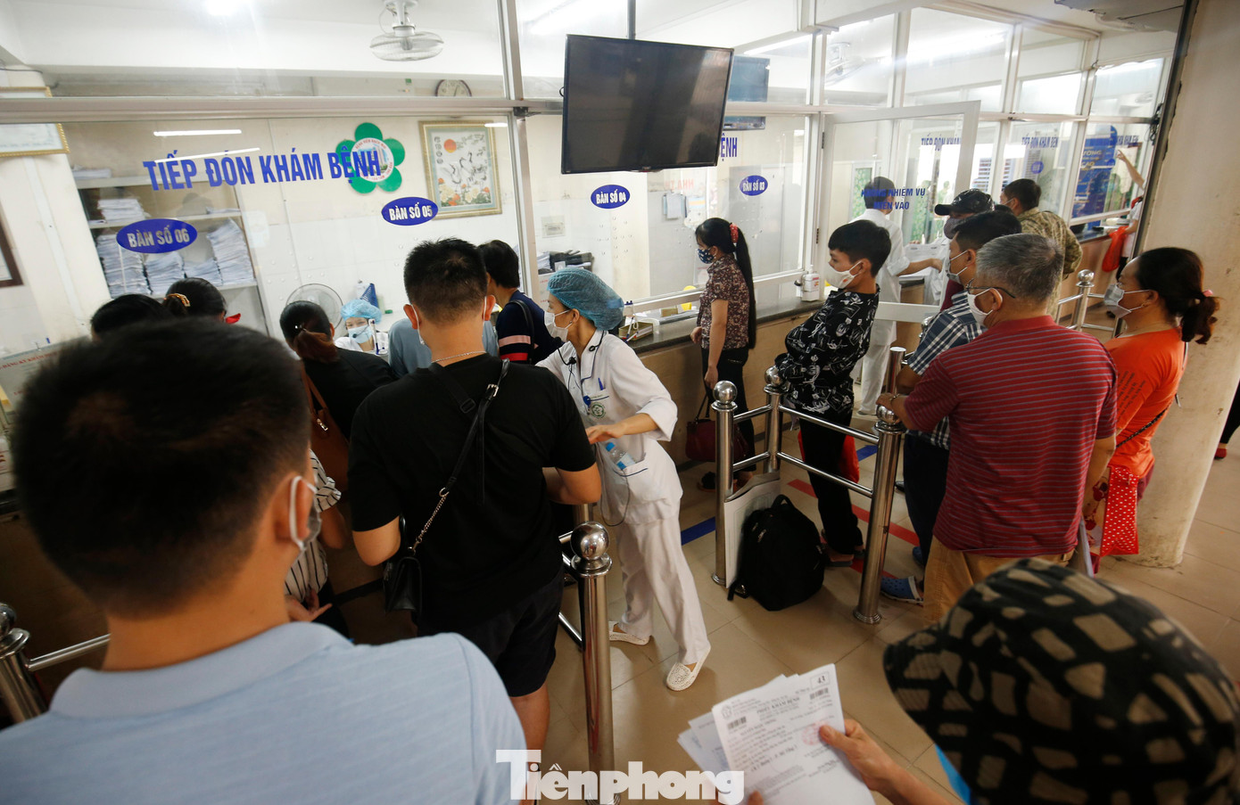 Người dân đến khám tại Bệnh viện Bạch Mai (khi còn tự chủ). Ảnh: Như Ý Người dân đến khám tại Bệnh viện Bạch Mai (khi còn tự chủ). Ảnh: Như Ý