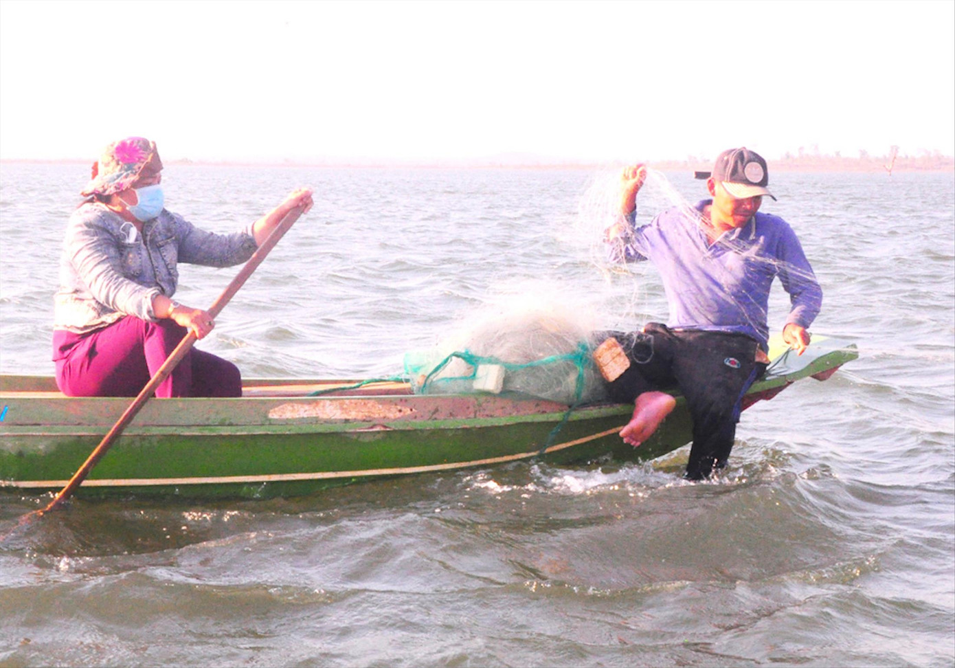 Anh Nguyễn Văn Ninh cùng vợ đánh cá Anh Nguyễn Văn Ninh cùng vợ đánh cá