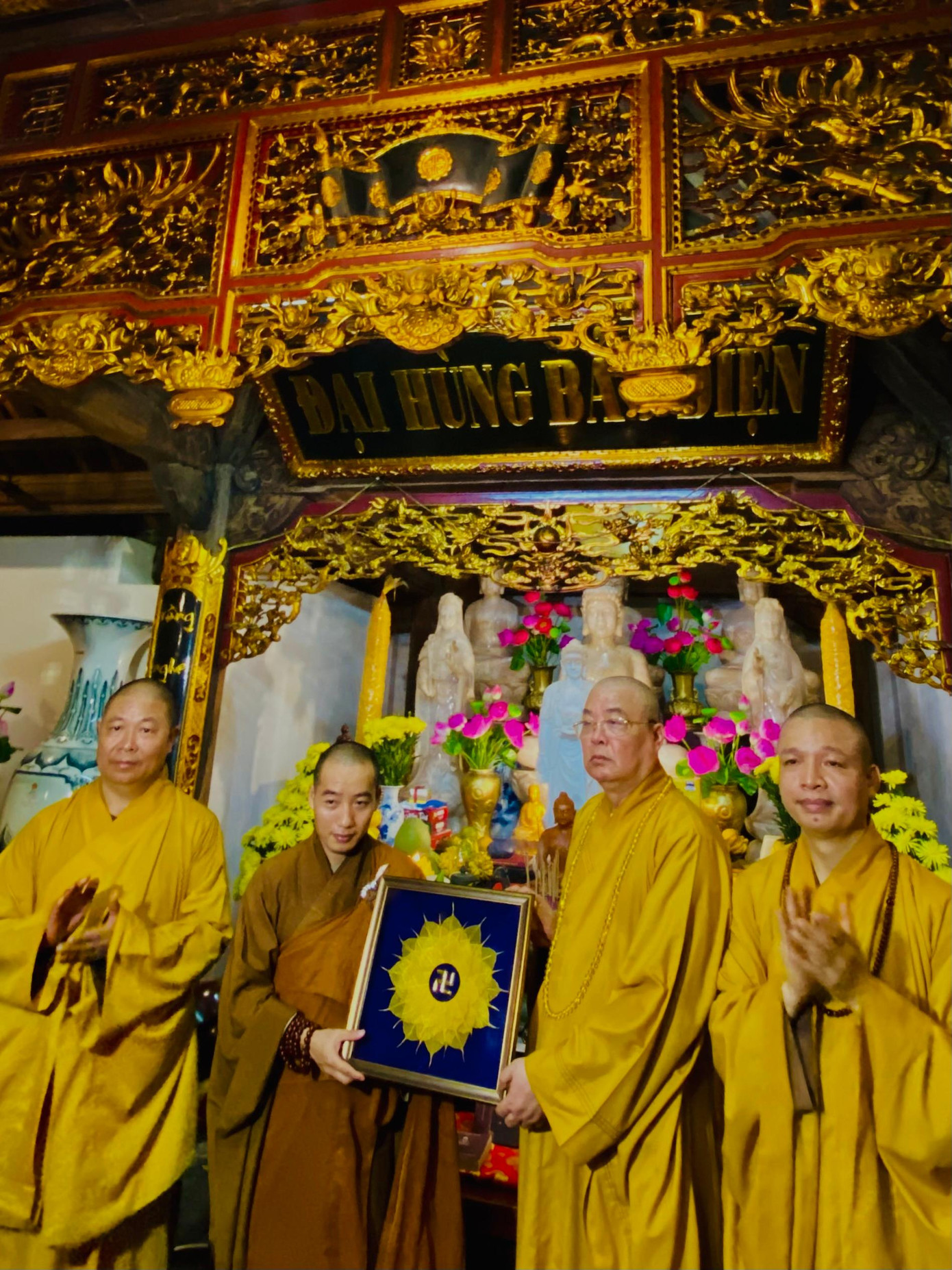 Hòa thượng Thích Thanh Nhiễu và các thầy trong Giáo hội tặng thầy trụ trì Chùa Sinh Tồn tranh lá bồ đề có hình chữ Vạn