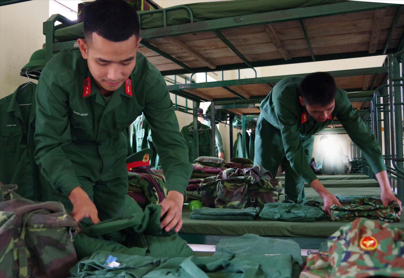 Chiến sĩ Nguyễn Huy Tuấn (bên trái, quê Phú Vang, Thừa Thiên -Huế) cùng đồng đội sắp xếp tư trang trước ngày xuất ngũ Chiến sĩ Nguyễn Huy Tuấn (bên trái, quê Phú Vang, Thừa Thiên -Huế) cùng đồng đội sắp xếp tư trang trước ngày xuất ngũ
