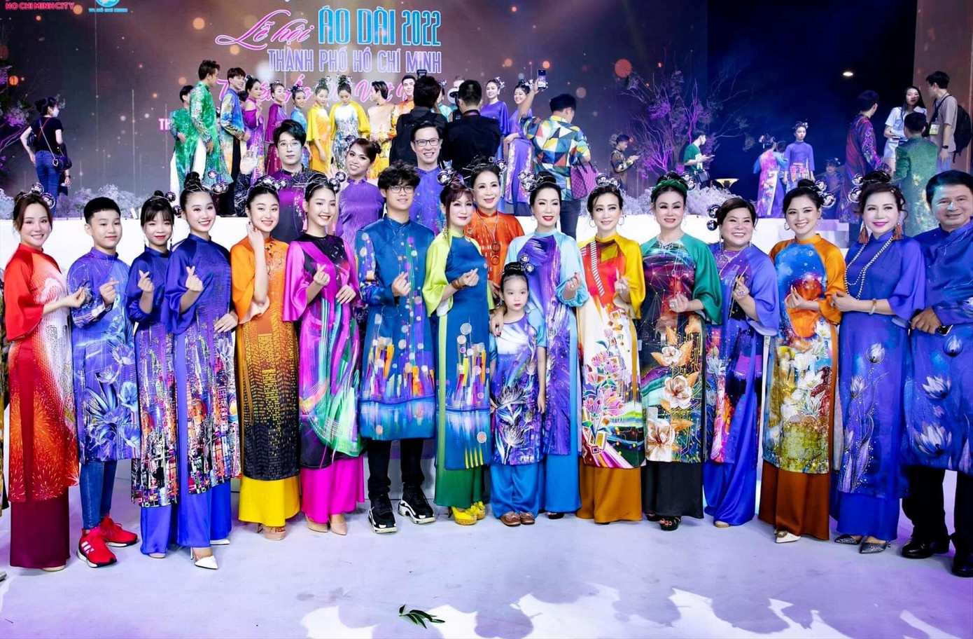 Nhiều thế hệ cùng trình diễn áo dài Nhiều thế hệ cùng trình diễn áo dài