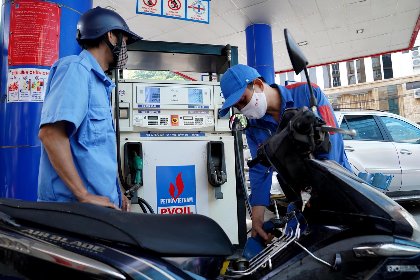 Thị trường xăng dầu diễn biến như thời gian vừa qua gây ra nhiều bức xúc, cử tri đã phản ánh đến đại biểu QH. Ảnh: Như Ý