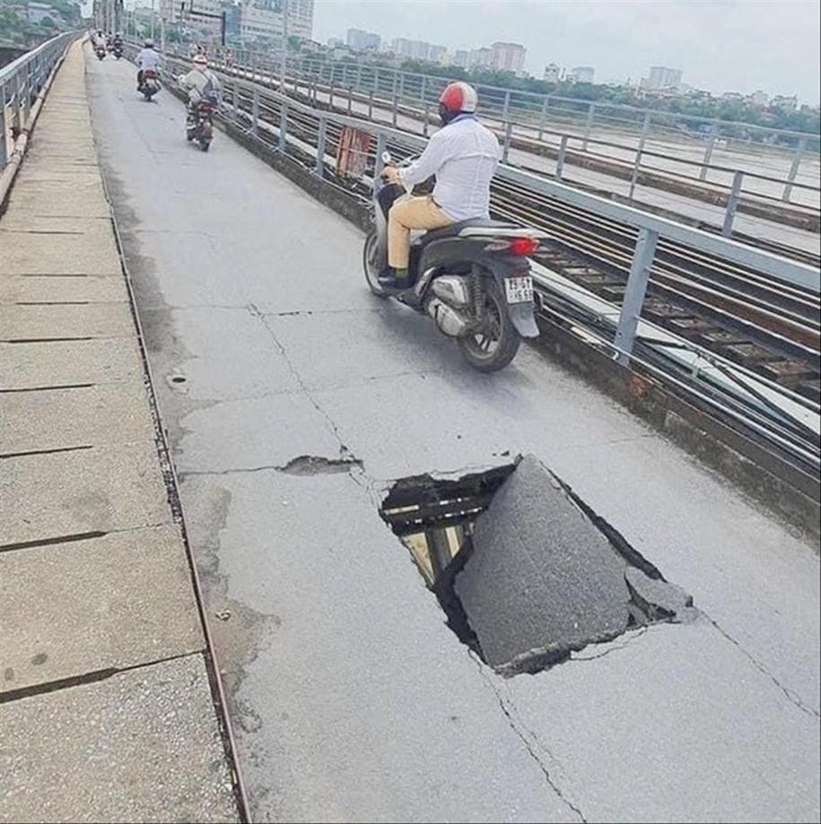 Lỗ thủng lớn trên mặt cầu Long Biên Lỗ thủng lớn trên mặt cầu Long Biên