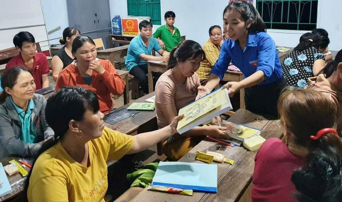 Chị Đàm Thị Sâm (đứng) tham gia giảng dạy lớp học xóa mù chữ