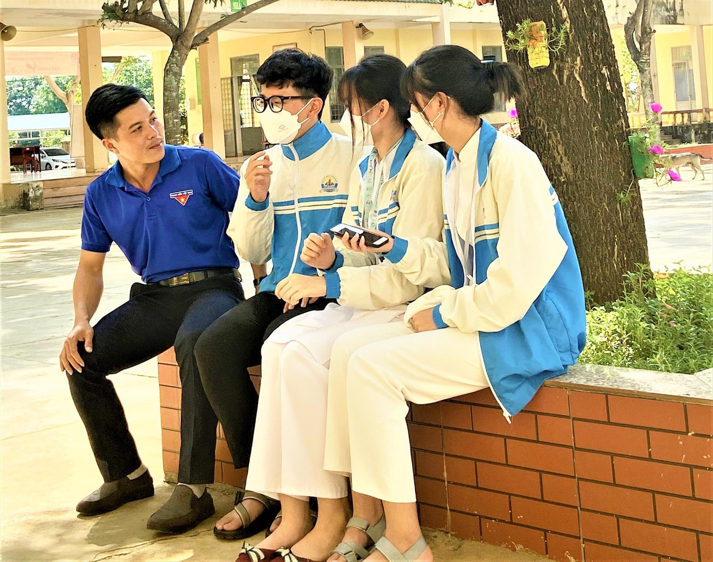 Thầy Hoàng Văn Hùng trò chuyện cùng học trò