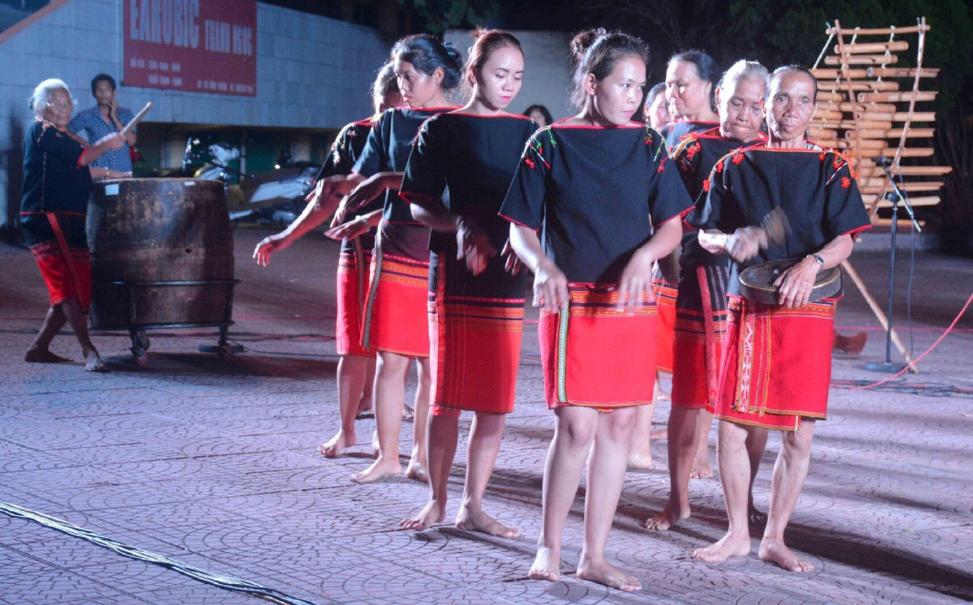 Đội chiêng nữ buôn Trấp