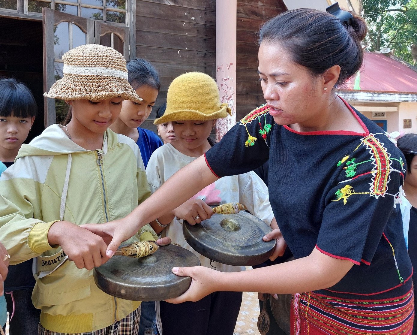 Chị H Lâm hướng dẫn các bé gái đánh chiêng