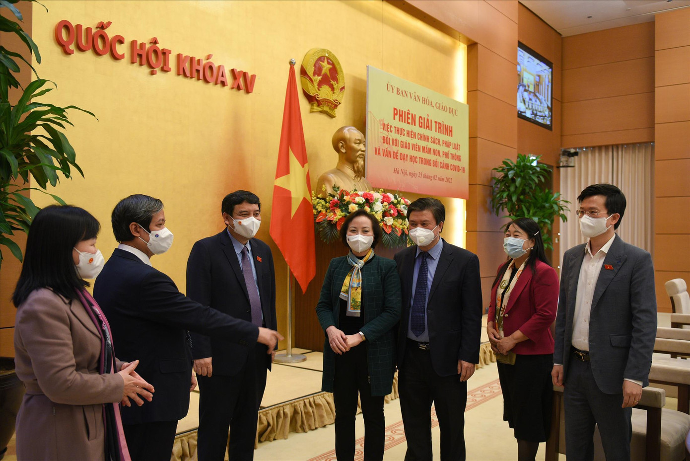 Các đại biểu trao đổi bên lề phiên giải trình. Ảnh: PV Các đại biểu trao đổi bên lề phiên giải trình. Ảnh: PV