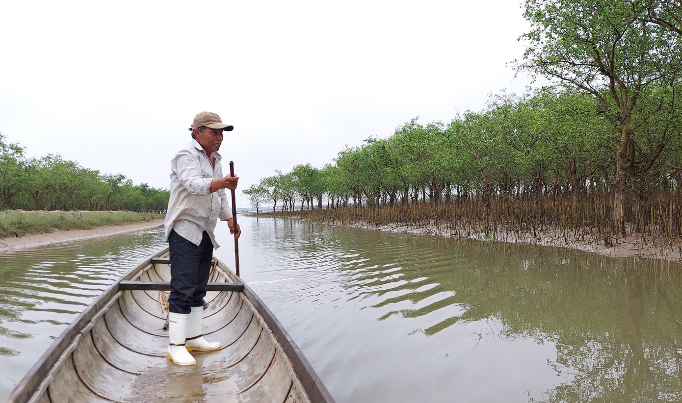 Ông Trương Quang Lĩnh là người góp phần bảo vệ rừng bần chua và giữ chân cánh chim trời