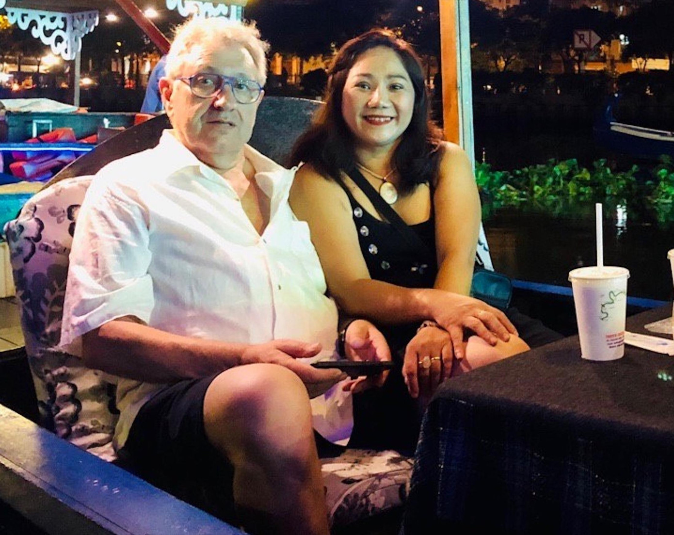 Khách quốc tế bên bờ sông Sài Gòn