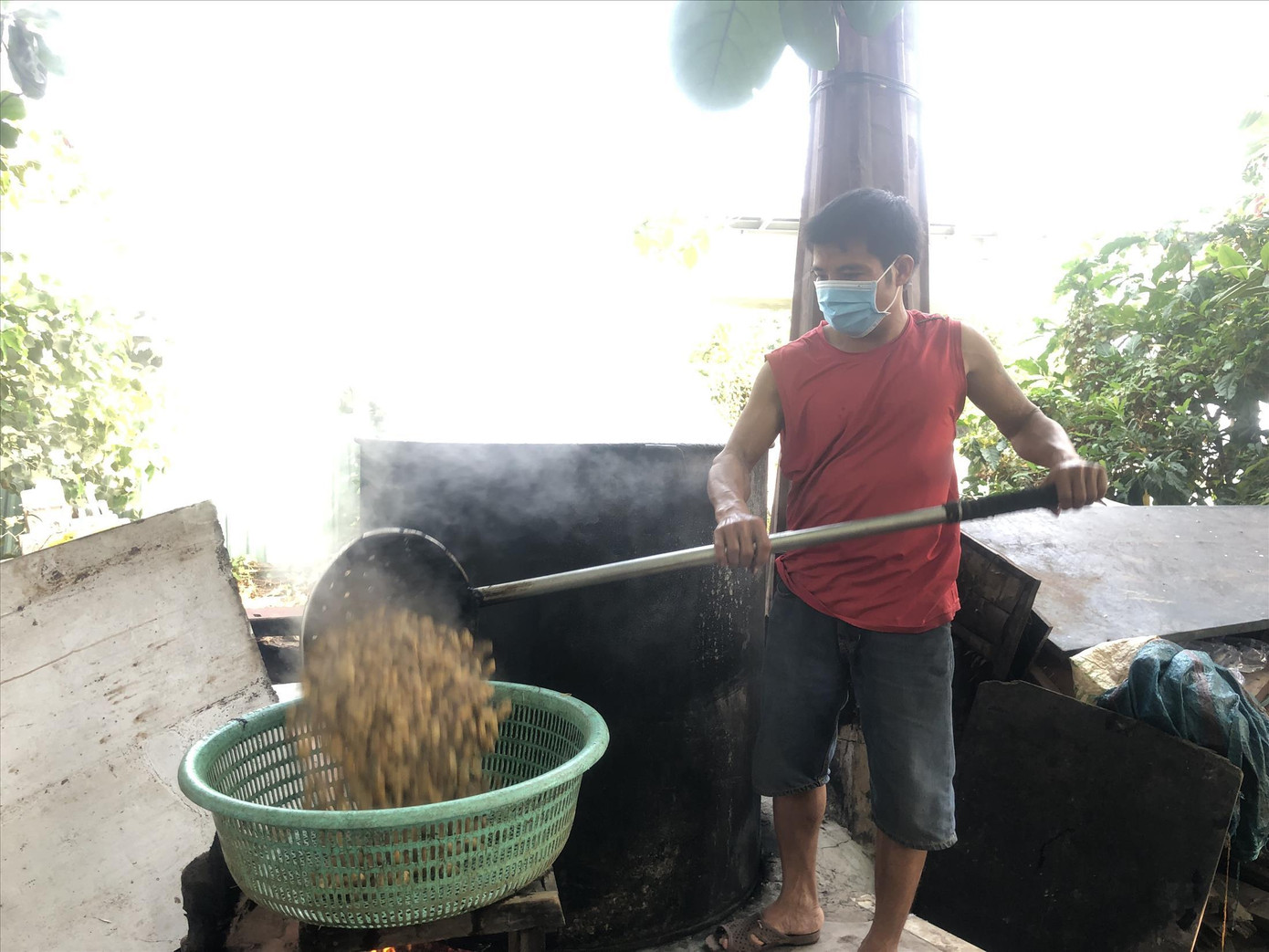 Anh Phan Thanh Tú mỗi ngày đều luộc, vớt gần nửa tấn đậu bán khắp thành phố Anh Phan Thanh Tú mỗi ngày đều luộc, vớt gần nửa tấn đậu bán khắp thành phố