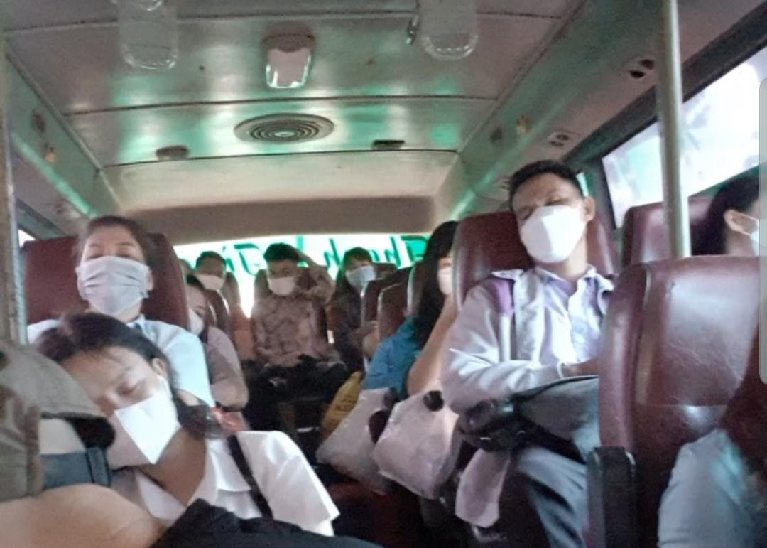 Cảnh công nhân ngủ trên xe. Ảnh: Đức Anh