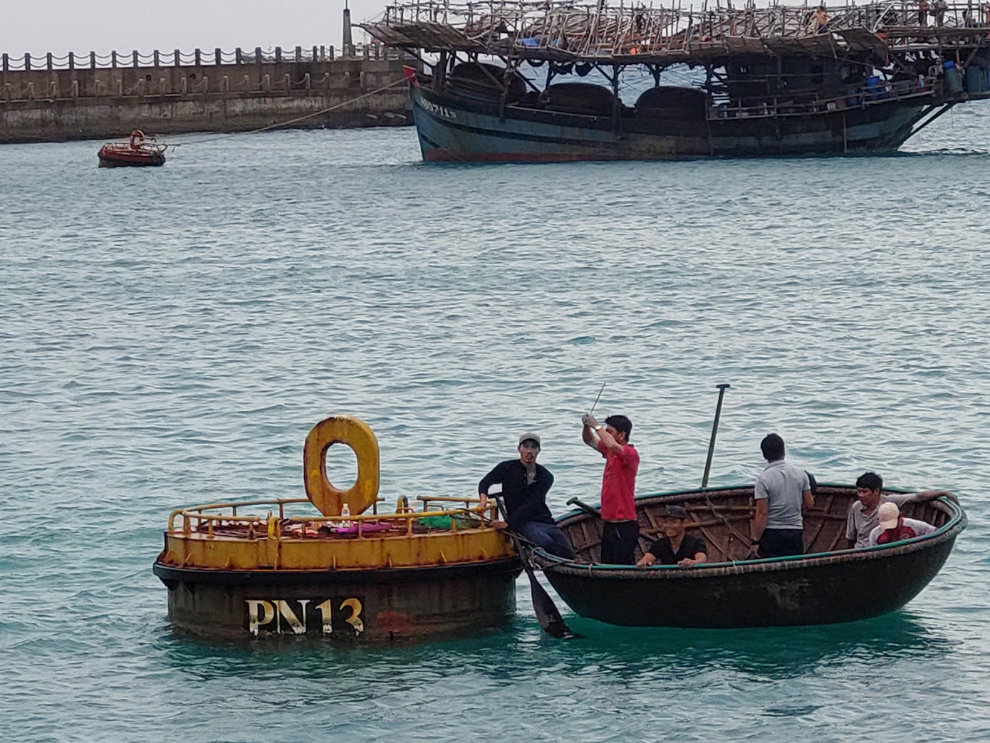 Ngư dân tránh bão thắp hương trước chùa Đá Tây A. Ảnh: Trần Tuấn Ngư dân tránh bão thắp hương trước chùa Đá Tây A. Ảnh: Trần Tuấn